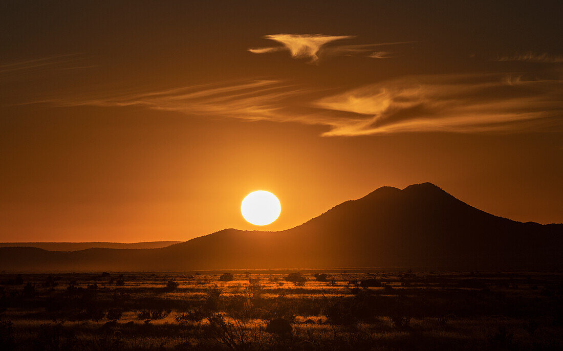 USA, New Mexico, Santa Fe, Sonnenuntergang über dem Hügel im Cerrillos Hills State Park