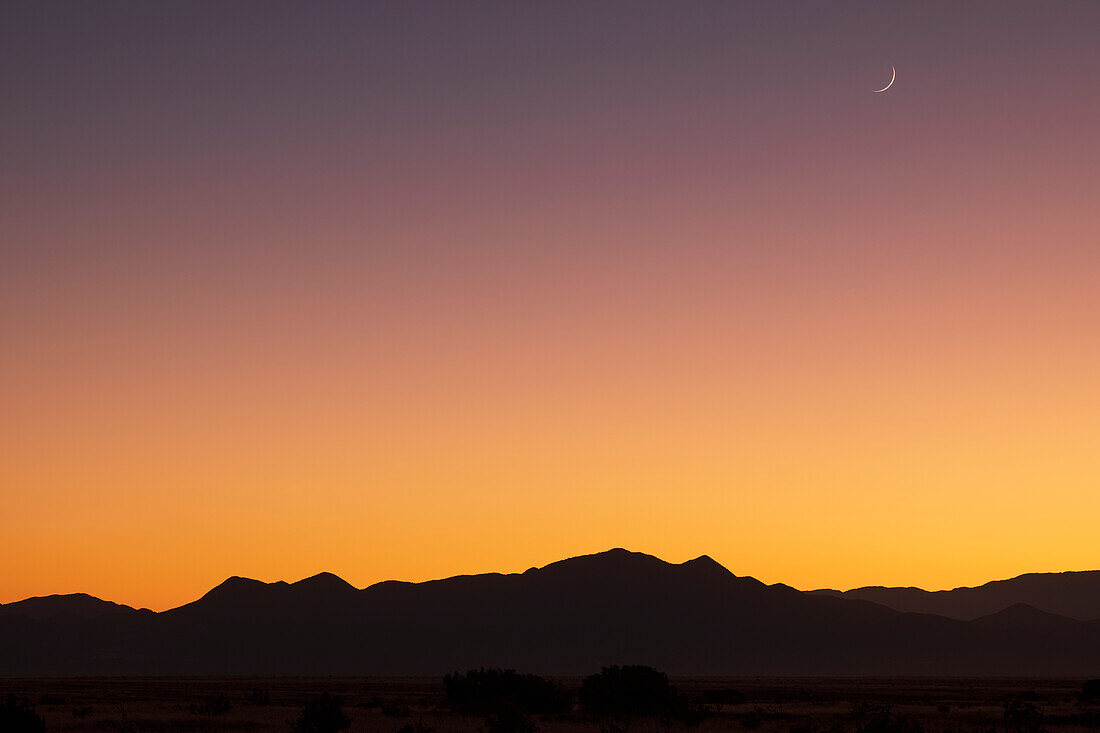 USA, New Mexico, Santa Fe, Halbmond oben Jemez Berge bei Sonnenuntergang