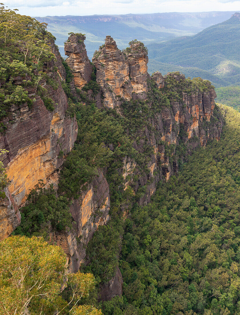 Australia, New South Wales, Three Sisters rock formation in Blue Mountains National Park seen from Echo Point Lookout