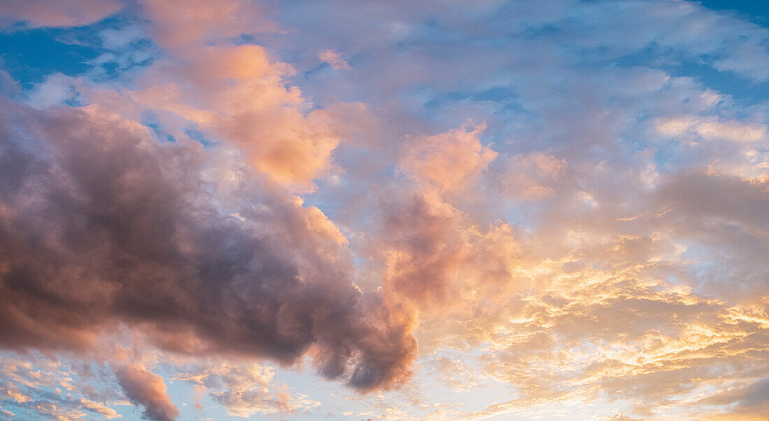 Bunte Wolken am Himmel bei Sonnenuntergang