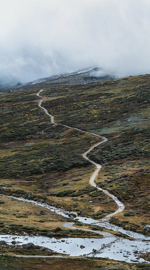 Australia, New South Wales, Hiking trail and lake in mountains at Charlotte Pass in Kosciuszko National Park