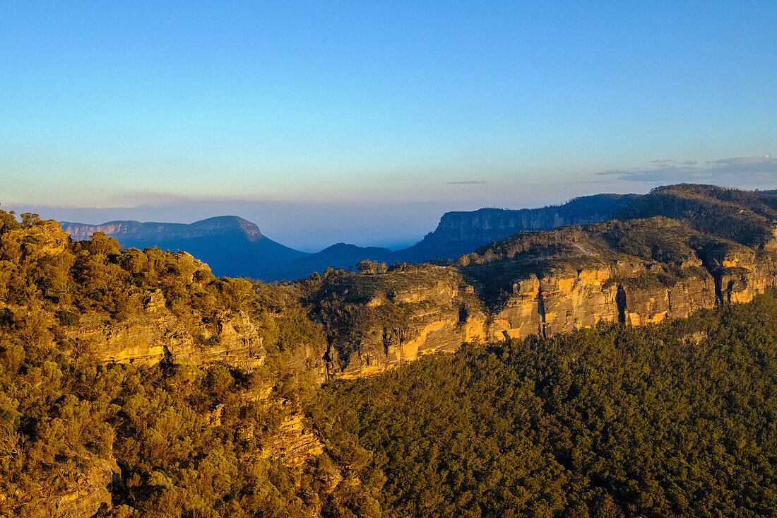 Australien, NSW, Blue Mountains National Park, Berglandschaft und blauer Himmel