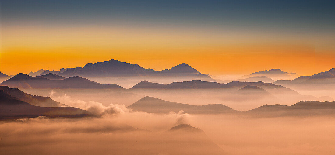 Frankreich, Haute Savoie, Chamonix, Mont Blanc, Europäische Alpenkette mit Mont Blanc in den Wolken bei Sonnenuntergang