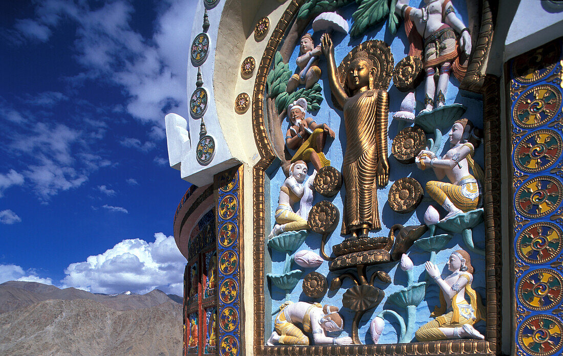 Indien, Ladakh, Distrikt Leh, Lamayuru, Buddha-Basrelief auf Stupa im buddhistischen Lamayuru-Kloster
