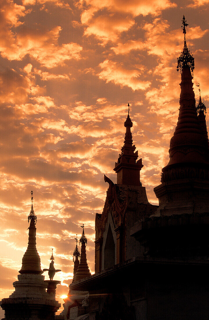 Myanmar, Mandalay, Silhouette eines buddhistischen Tempels bei Sonnenuntergang