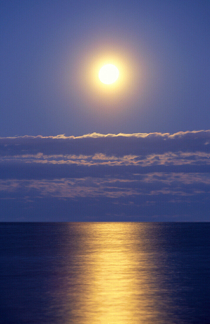 USA, Florida, Miami Beach, Vollmond über dem Meer