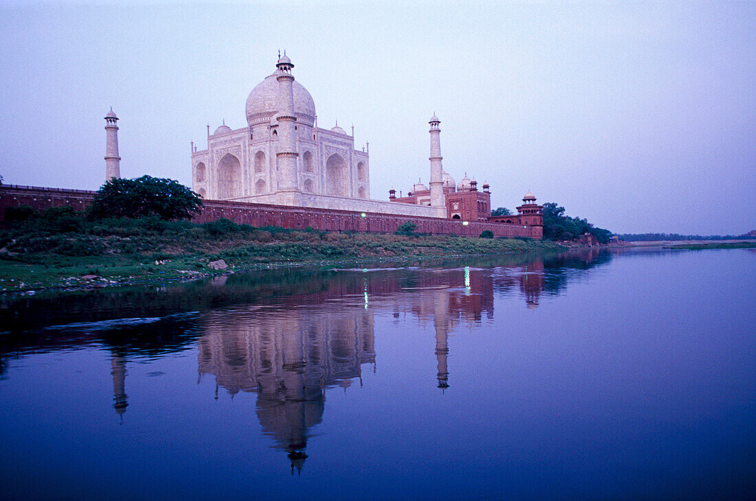 Indien, Uttar Pradesh, Agra, Taj Mahal spiegelt sich im Fluss