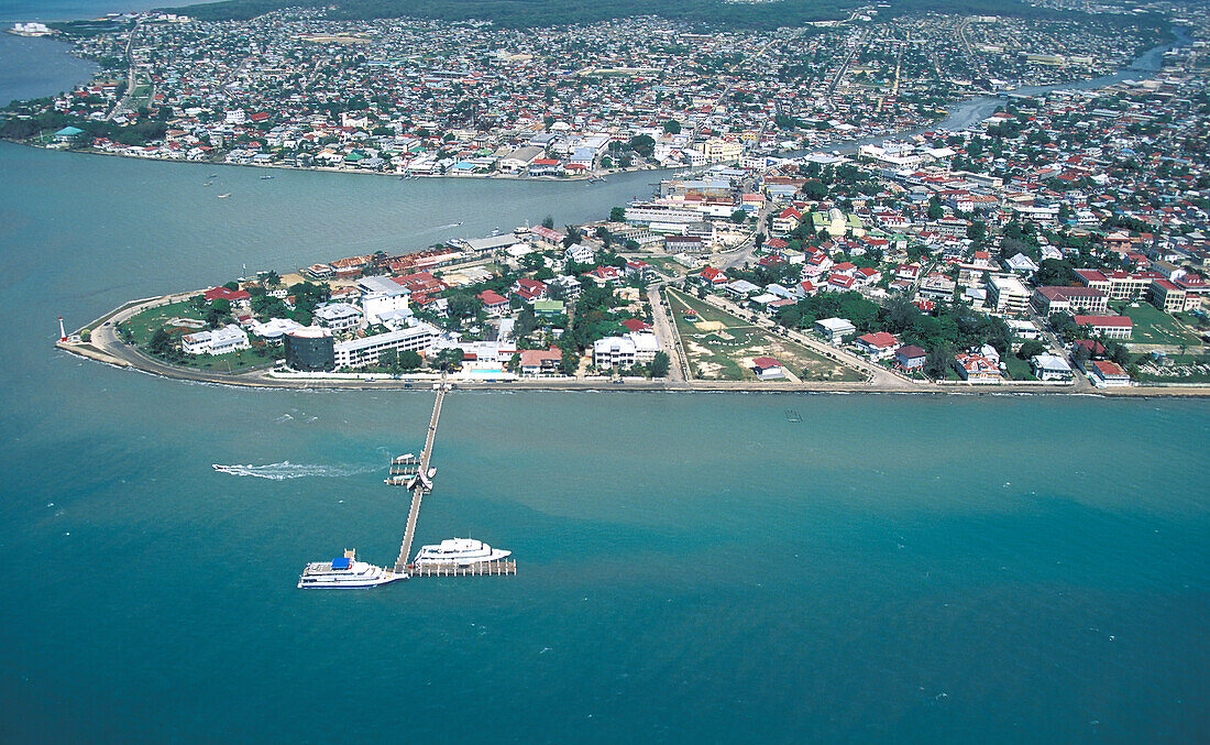 Belize, Belize City, Luftaufnahme der Küstenstadt und des Meeres