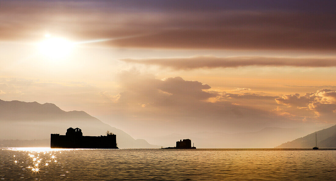 Italien, Piemont, Lago Maggiore, Cannobio, Silhouette der Burg von Cannero am Lago Maggiore bei Sonnenuntergang