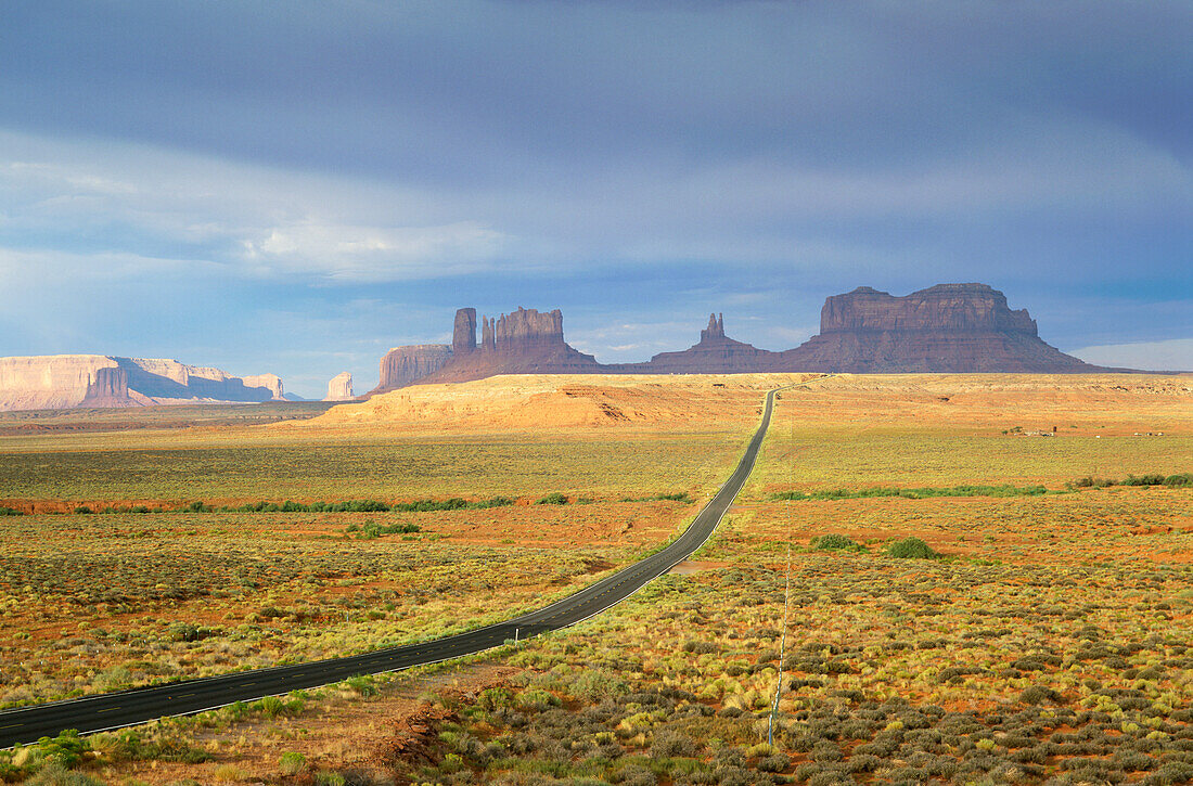 USA, Arizona, leere Straße in der Wüste zum Monument Valley
