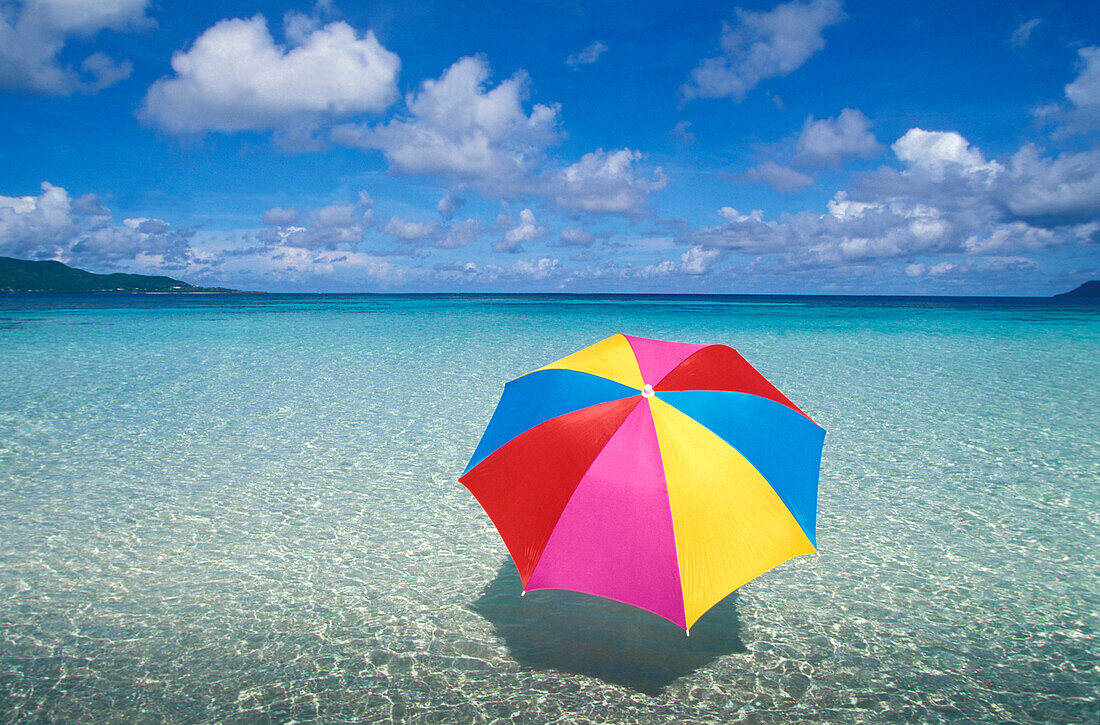 Frankreich, Karibik, Saint-Martin, bunter Sonnenschirm am karibischen Strand