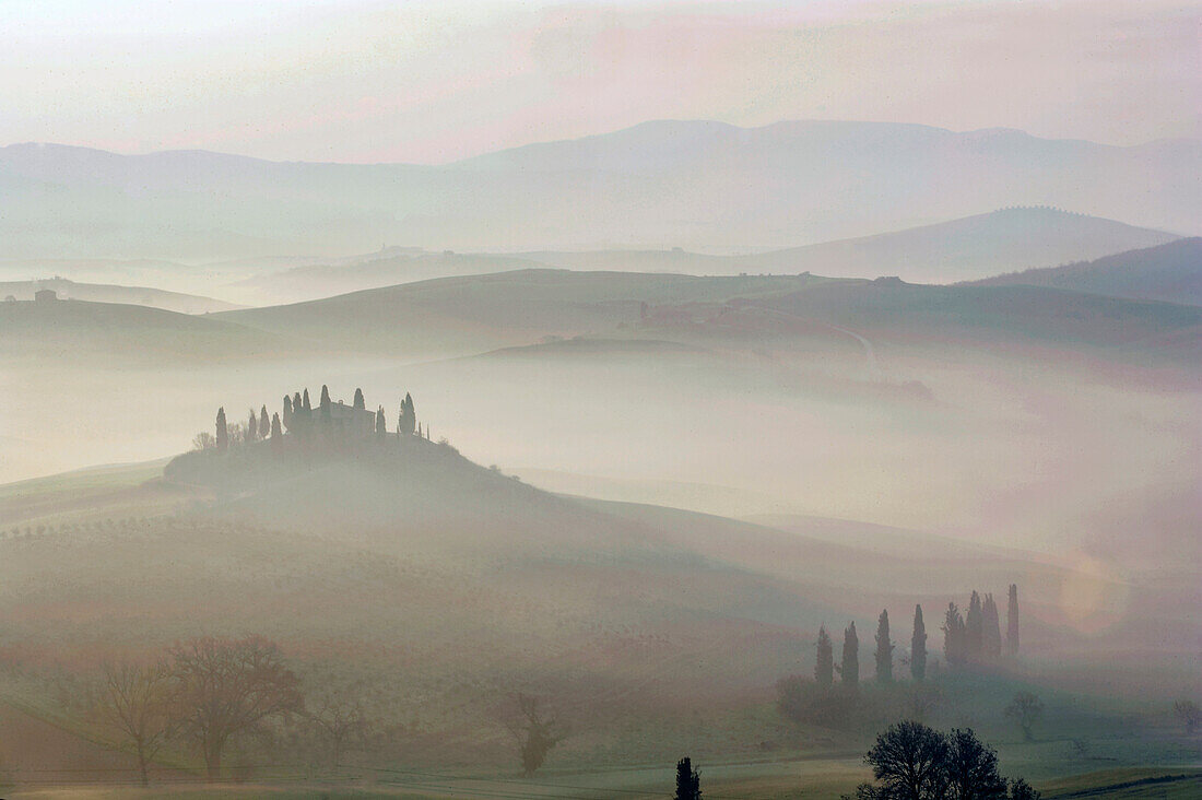 Italien, Toskana, Val D'Orcia, Pienza, Hügel bei Sonnenaufgang mit Nebel bedeckt