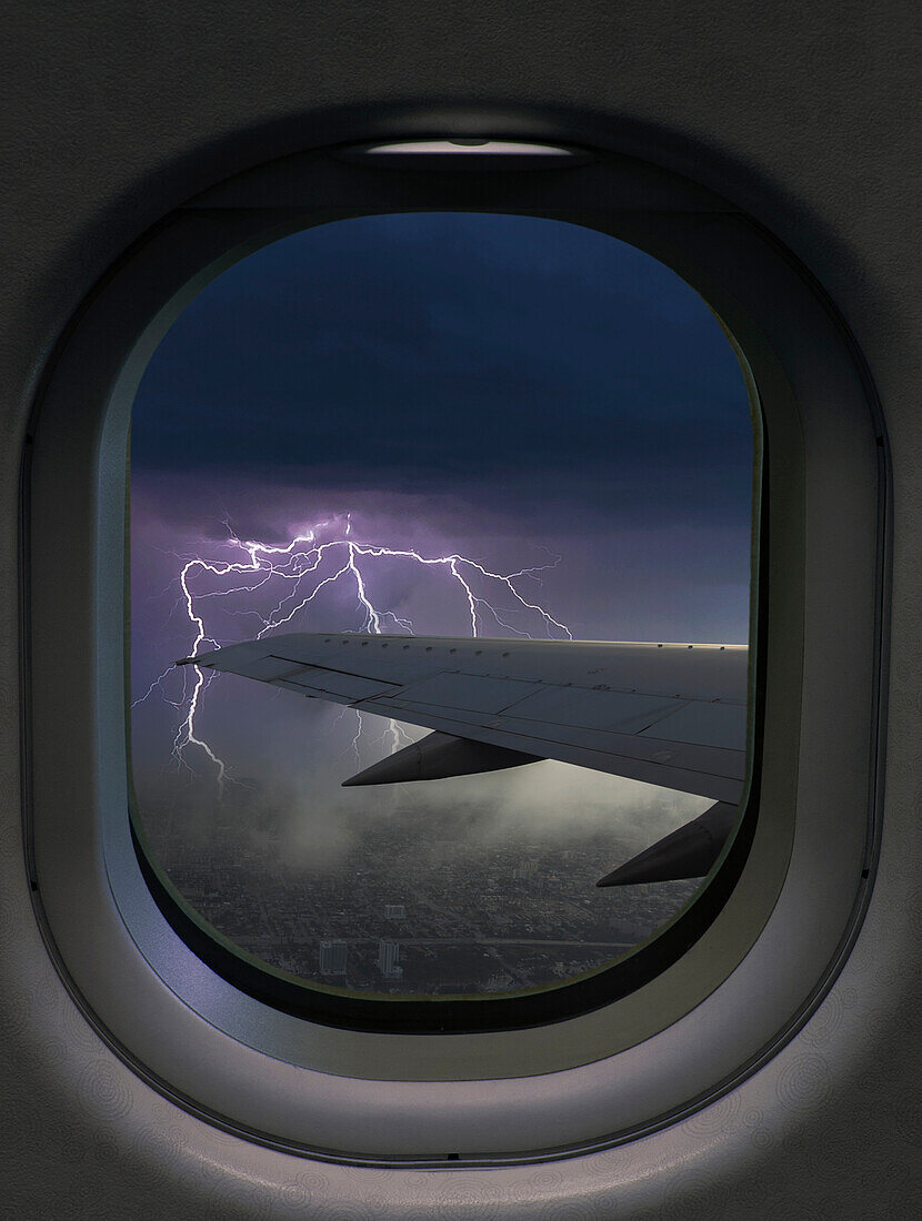 Gewitter- und Blitzblick vom Flugzeugfenster