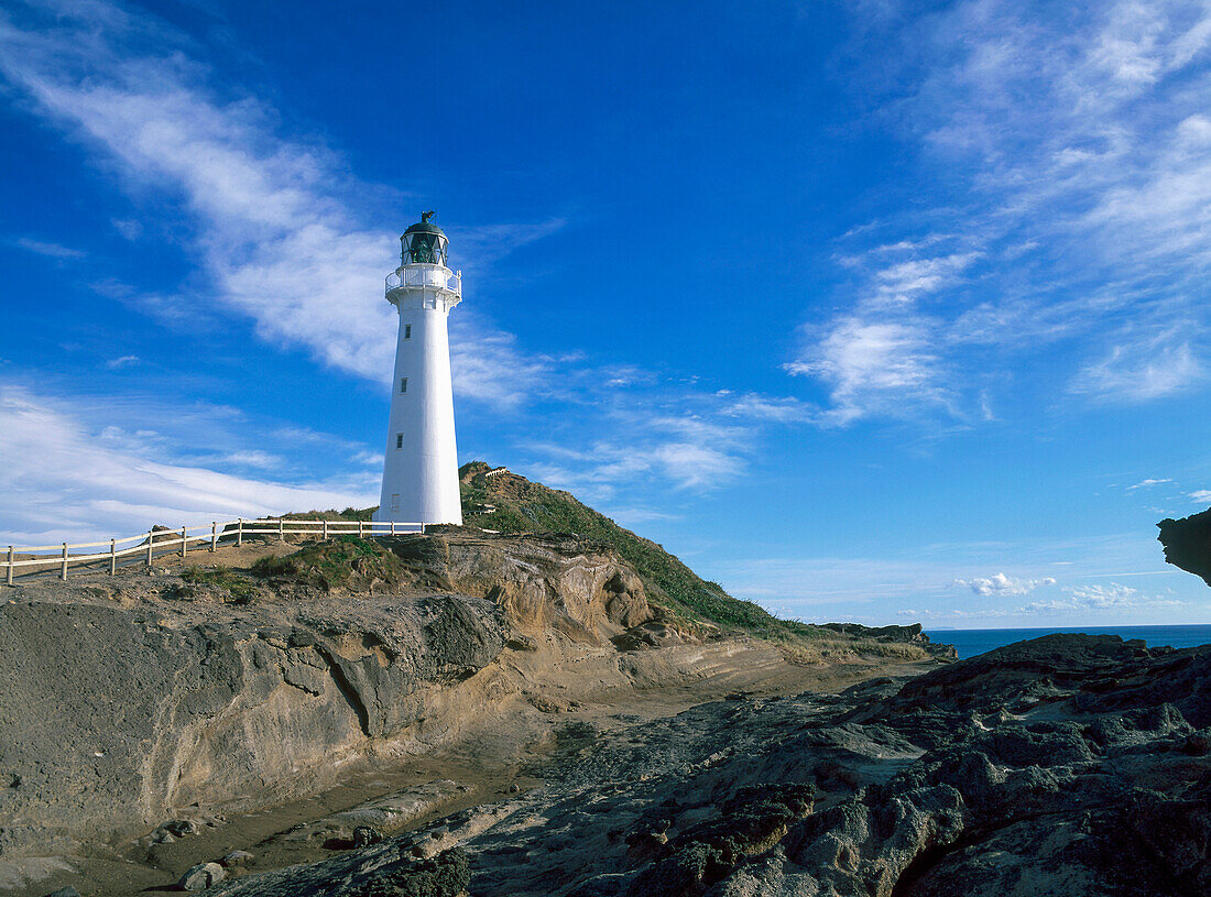 Neuseeland, Nordinsel, Region Wairarapa, Castlepoint, Leuchtturm gegen blauen Himmel
