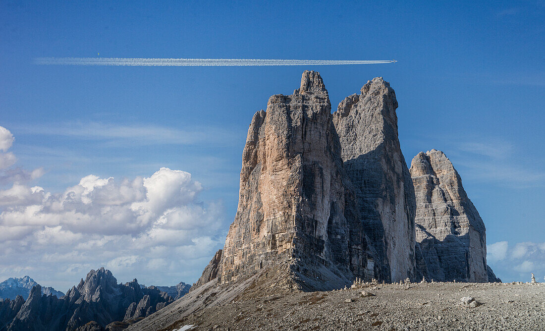 Italien, Venetien, Cortina d'Ampezzo, Tre Cime di Lavaredo, Commercial Jet fliegt über Tre Cime di Lavaredo