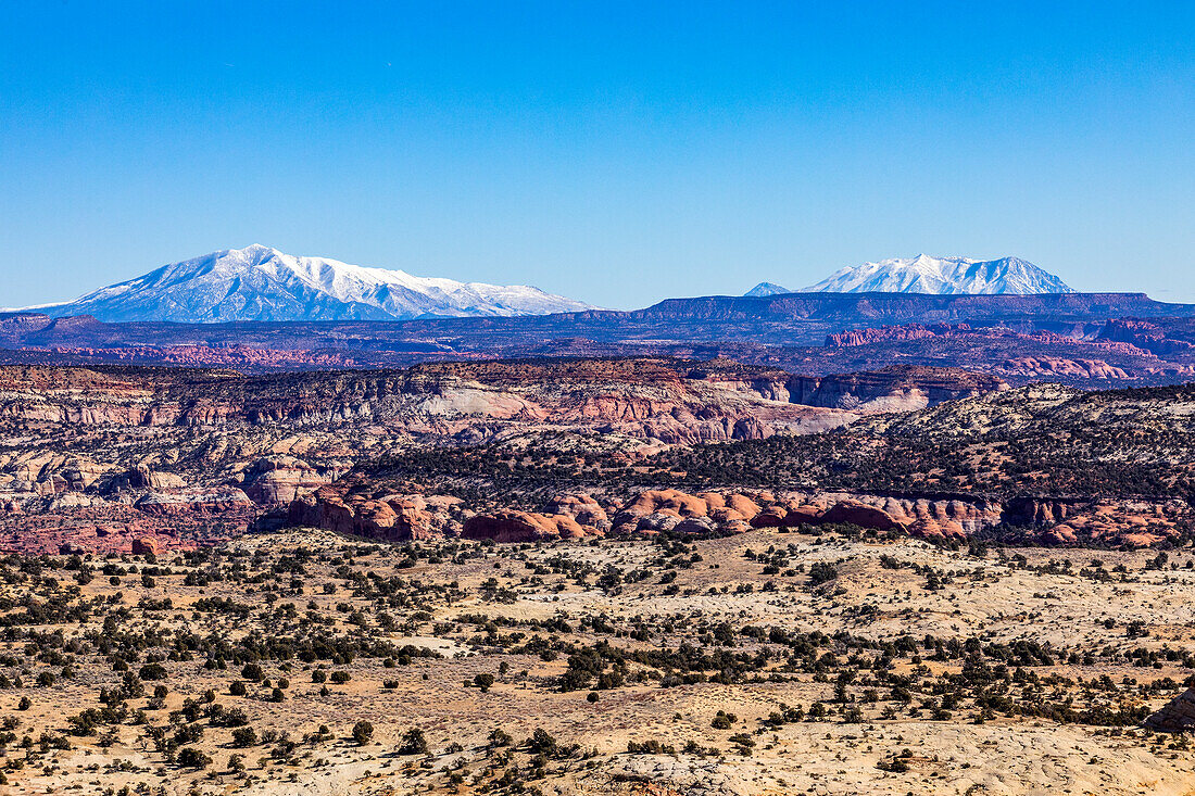 USA, Utah, Escalante, Entfernte schneebedeckte Berge in der felsigen Landschaft des Grand Staircase-Escalante National Monument