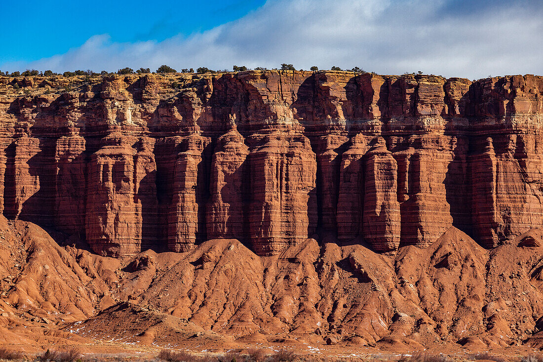USA, Utah, Escalante, Sandstone cliffs in Grand Staircase-Escalante National Monument