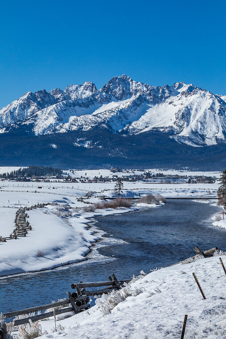 USA, Idaho, Stanley, Salmon River und Sawtooth Mountains im Winter