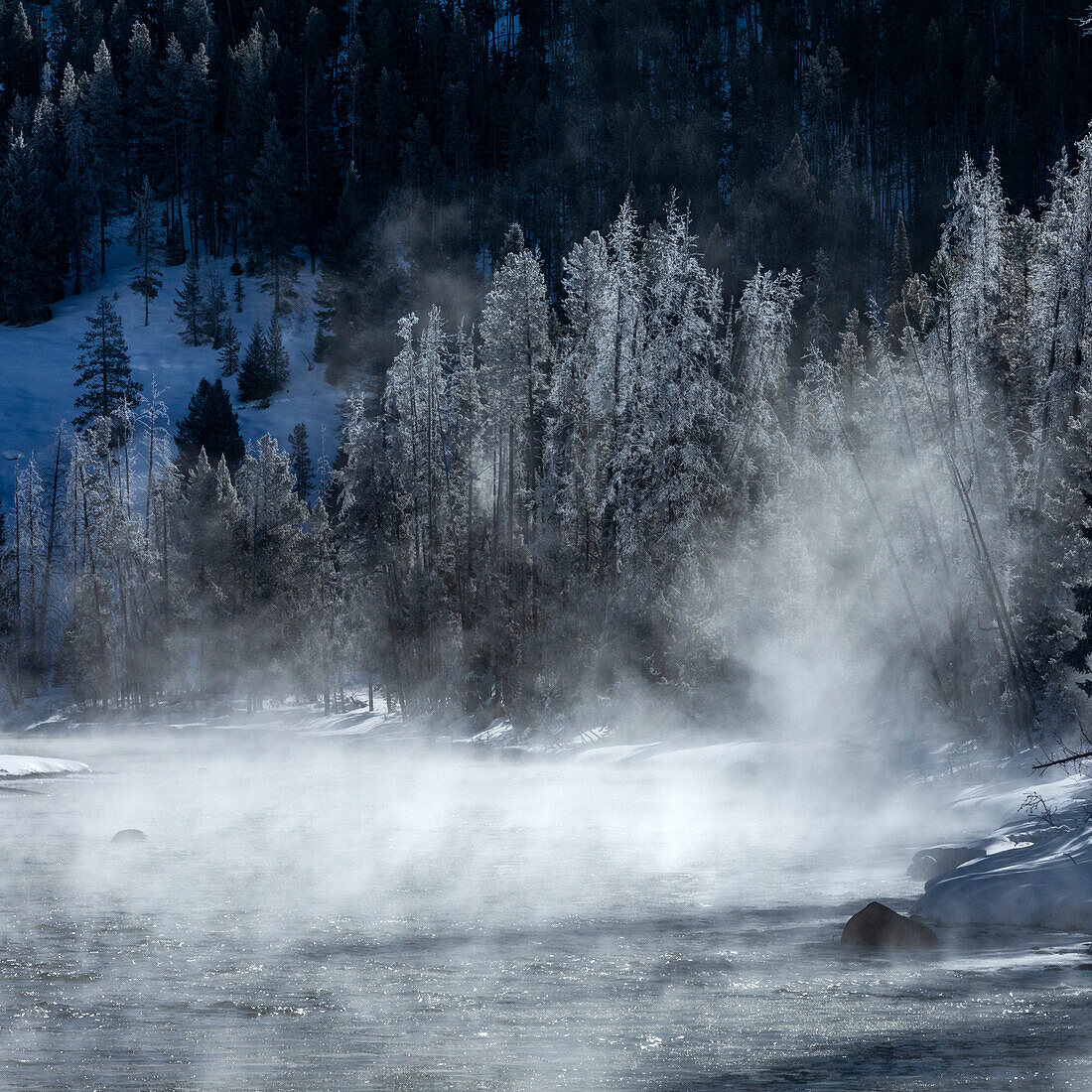 USA, Idaho, Stanley, Salmon River im Winter