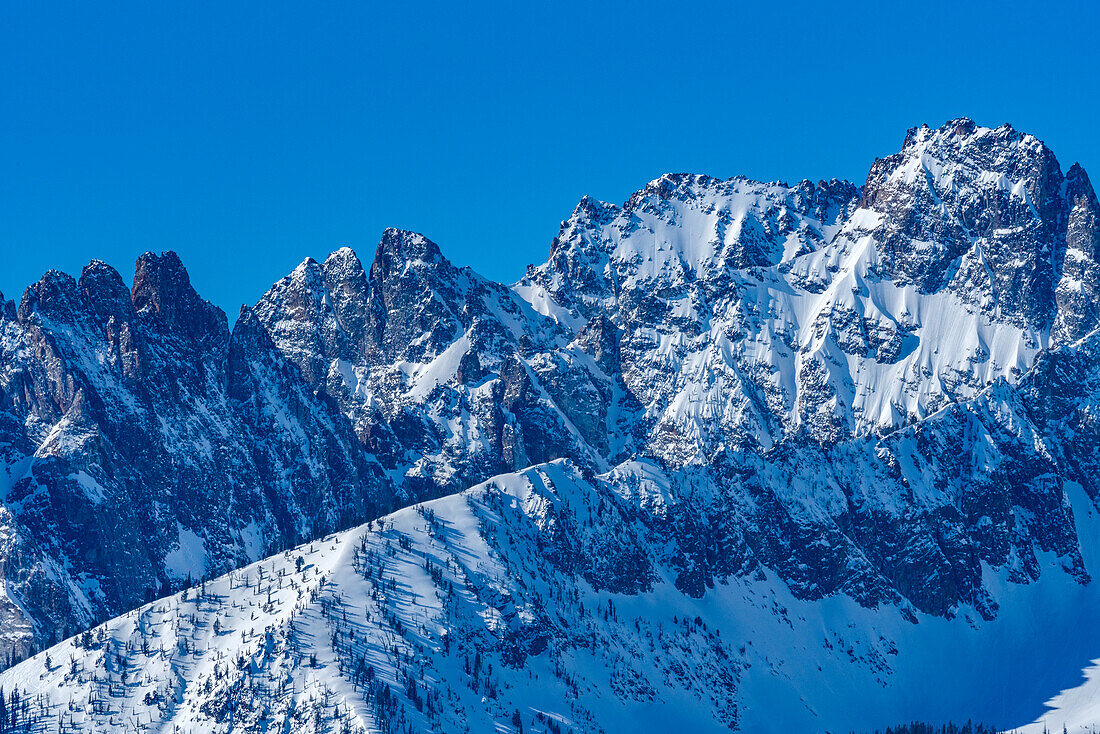 USA, Idaho, Stanley, Sawtooth Mountains mit Schnee