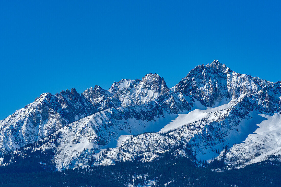 USA, Idaho, Stanley, Sawtooth Mountains mit Schnee