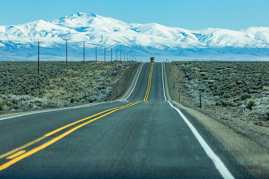USA, Nevada, Winnemucca, Highway 95 Kreuzung Wüstenlandschaft mit schneebedeckten Bergen in der Ferne