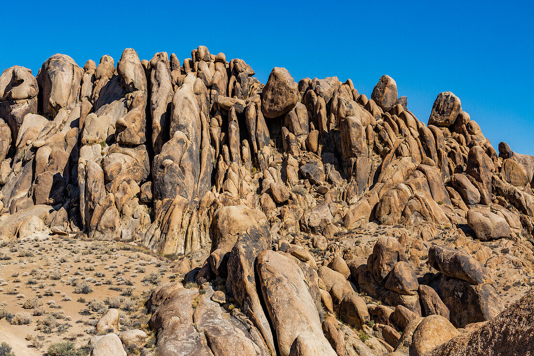 USA, California, Lone Pine, Alabama Hills rock formations in Sierra Nevada Mountains
