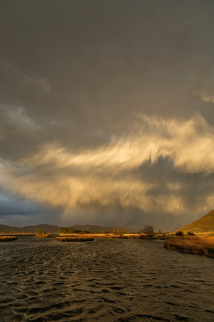 Usa, Idaho, Picabo, Gewitterwolken über Landschaft bei Sonnenuntergang