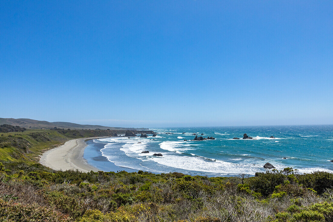 Usa, Kalifornien, Big Sur, Pazifische Ozeanküste mit Sandstrand