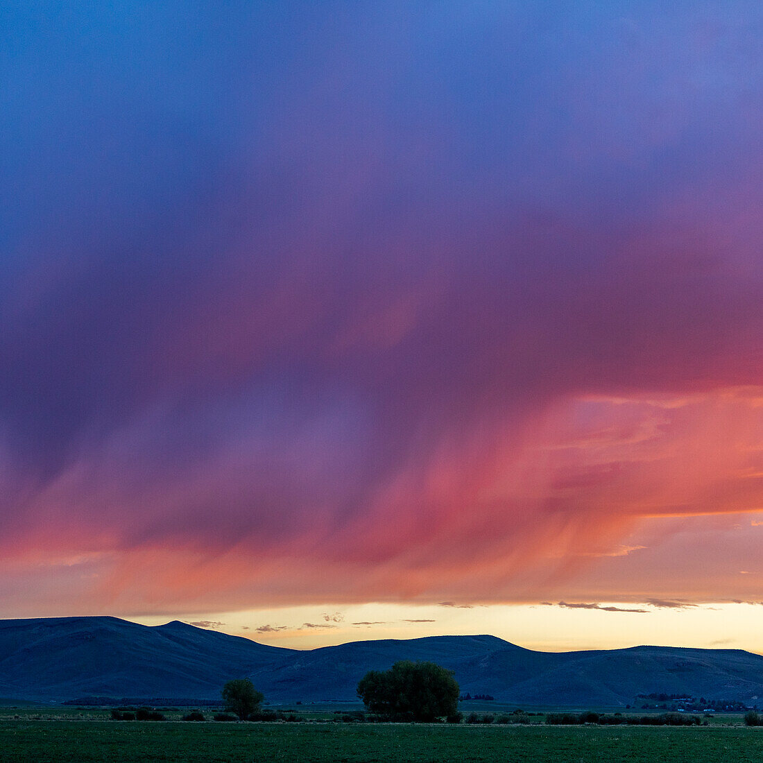 USA, Idaho, Bellevue, bewölkter Sonnenunterganghimmel über ländlicher Landschaft