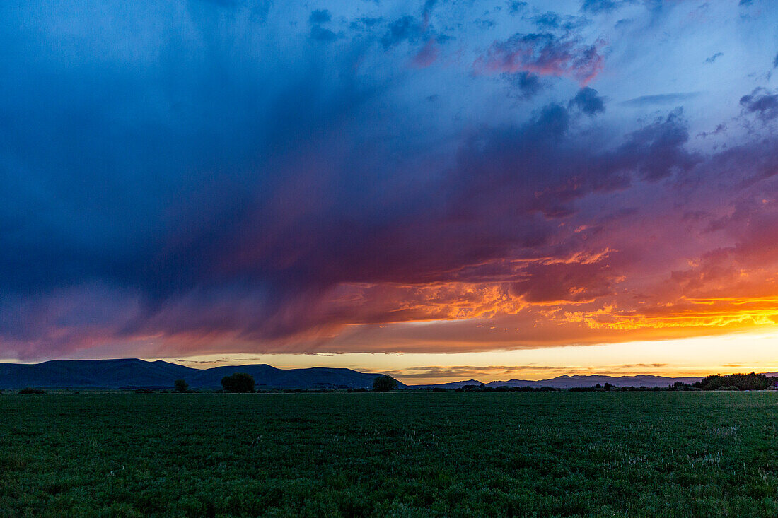 USA, Idaho, Bellevue, bewölkter Sonnenunterganghimmel über ländlicher Landschaft