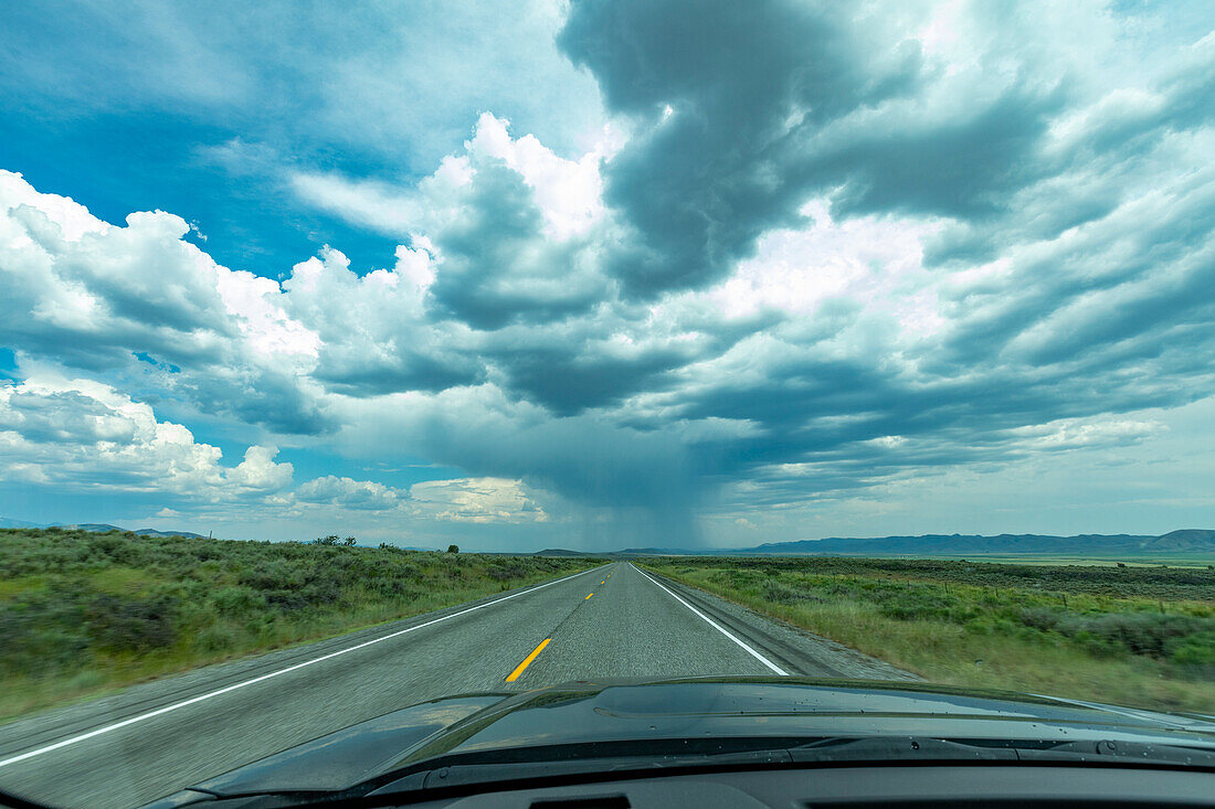 USA, Idaho, Fairfield, Highway unter Gewitterhimmel