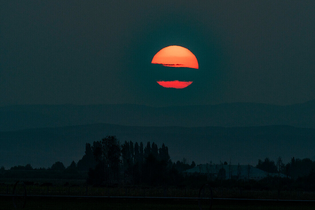 USA, Idaho, Bellevue, Setting sun in dark sky