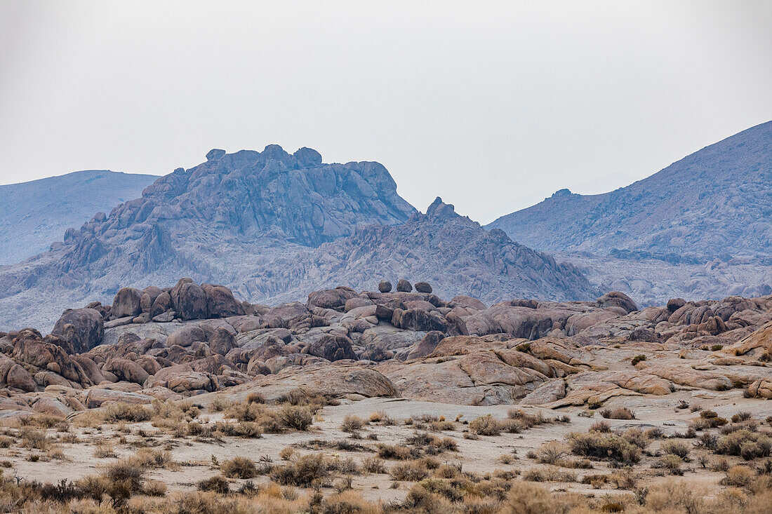 USA, California, Lone Pine, Rock Formations in Alabama Hills in Sierra Nevada Mountains