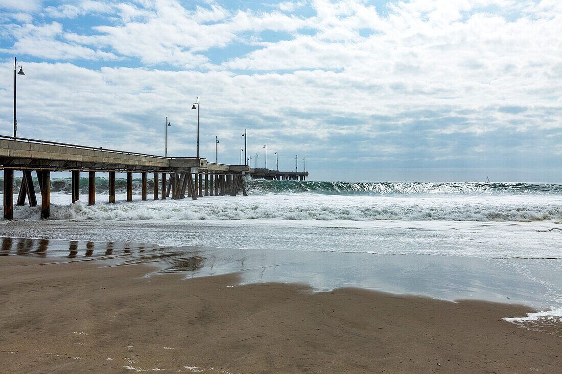 USA, Kalifornien, Venedig, Wellen unter Pier