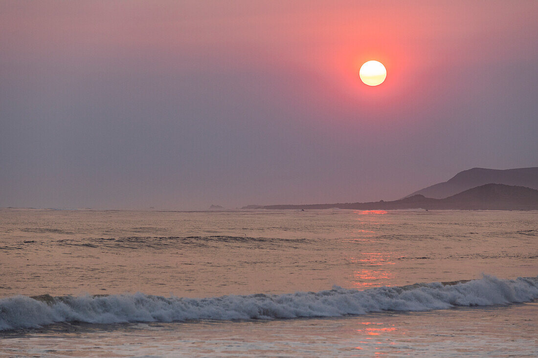 USA, California, Cayucos, Beach at sunset