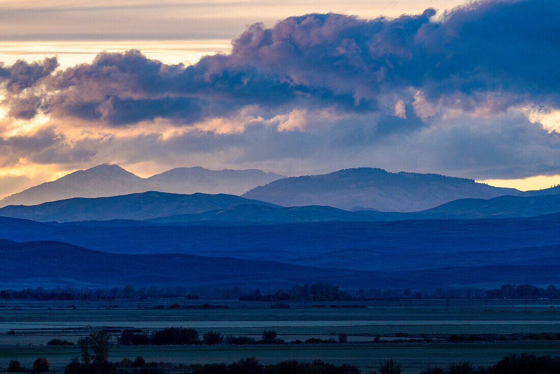 USA, Idaho, Bellevue, Silhouettes of hills and clouds at sunset