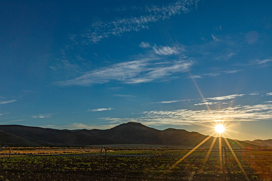 USA, Idaho, Bellevue, Sonnenaufgang über Feldern und Hügeln