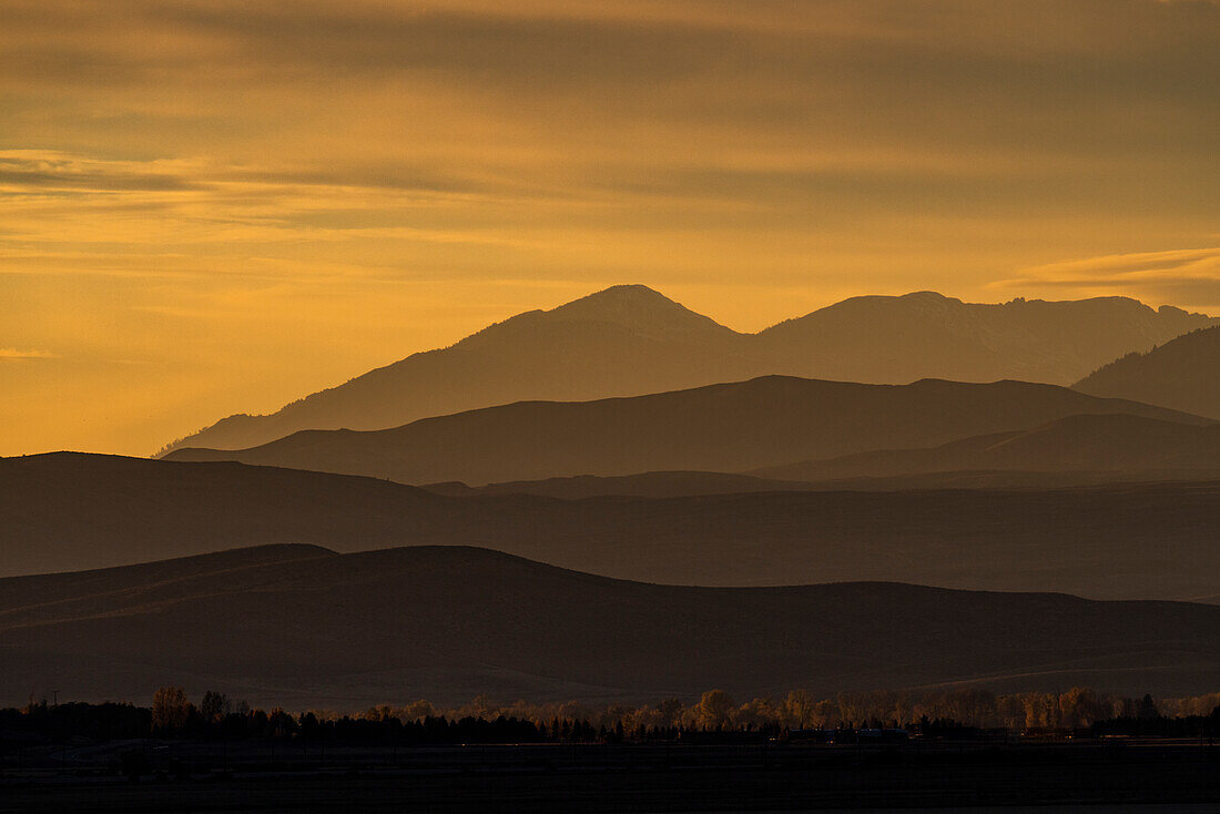 USA, Idaho, Bellevue, Felder und Hügel bei Sonnenuntergang