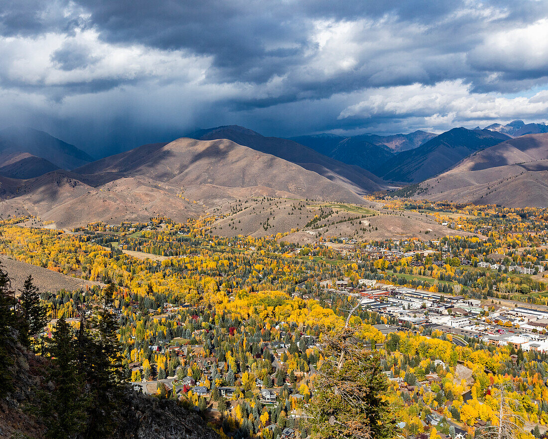 USA, Idaho, Ketchum, Stadt im Tal im Herbst, gesehen vom kahlen Berg