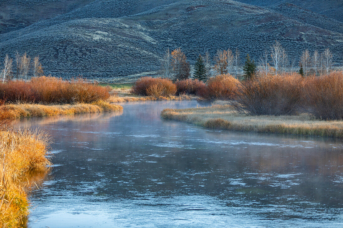 USA, Idaho, Bellevue, Spring creek in fall landscape