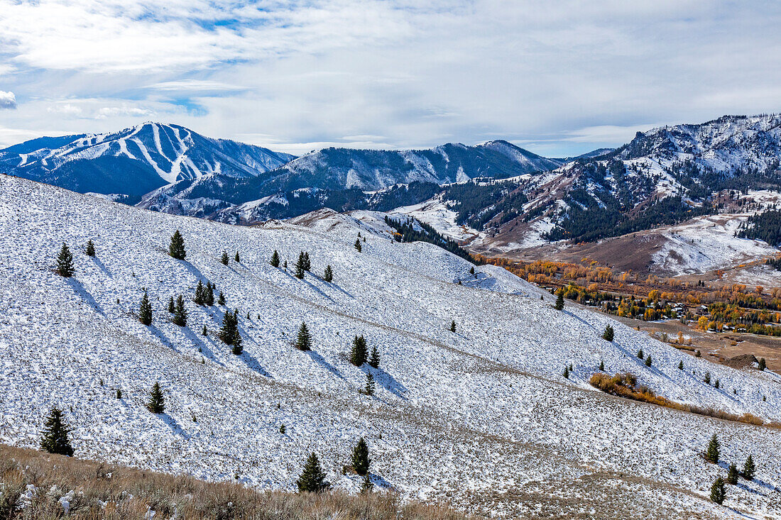 USA, Idaho, Ketchum, schneebedeckte Hügel mit Bald Mountain im Hintergrund