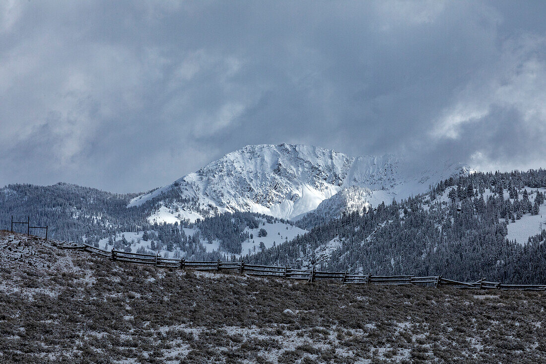 USA, Idaho, Stanley, Mountain landscape and pasture in winter