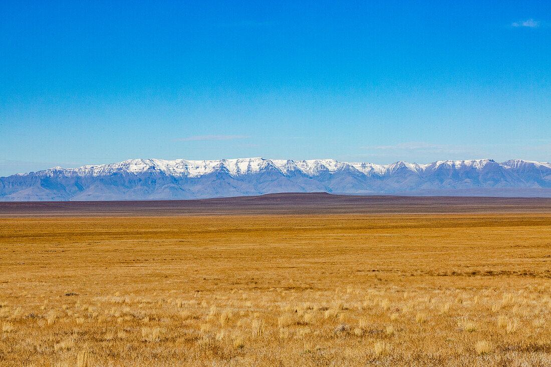USA, Nevada, Winnemucca, Wüste und ferne Berge unter blauem Himmel