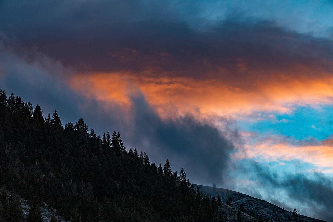 Vereinigte Staaten, Idaho, Bellevue, Wolken über dem Wald bei Sonnenuntergang