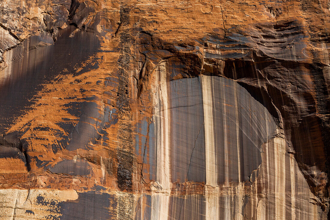 USA, Utah, Escalante, Farbstreifen in Sandsteinfelsen