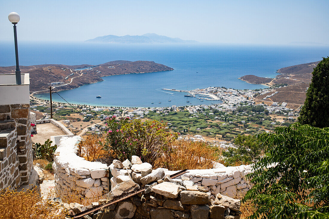 Blick über die Bucht von Livadi von Pano Chora, Serifos, Kykladen, Ägäis, griechische Inseln, Griechenland, Europa