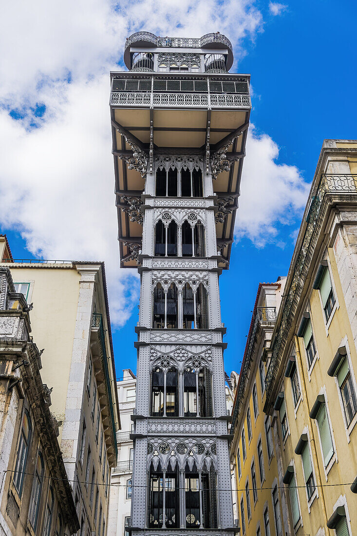 Tagesansicht des niedrigen Winkels des ikonischen Aufzugs Santa Justa (Elevador de Santa Justa), eines gusseisernen Aufzugs aus dem Jahr 1902, Lissabon, Portugal, Europa
