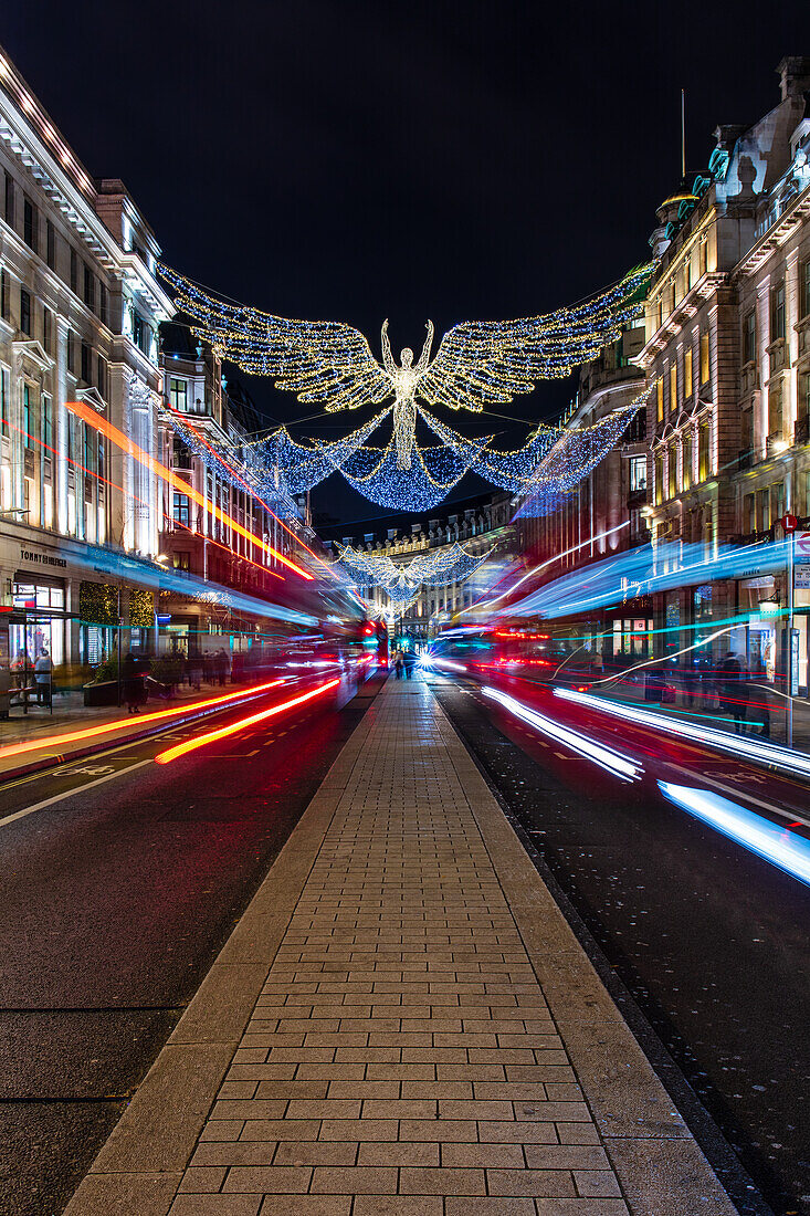 Weihnachtsschmuck in der Regent Street mit Lichtspuren, London, England, Vereinigtes Königreich, Europa