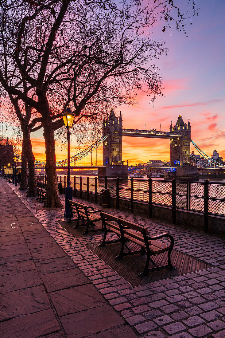 Sunrise-Blick auf die Tower Bridge vom Tower Wharf, Tower of London, London, England, Vereinigtes Königreich, Europa